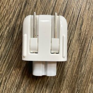 Apple Adapter Model A1555 M JET NIHON WELL SHIN 125V - 2.5A USA